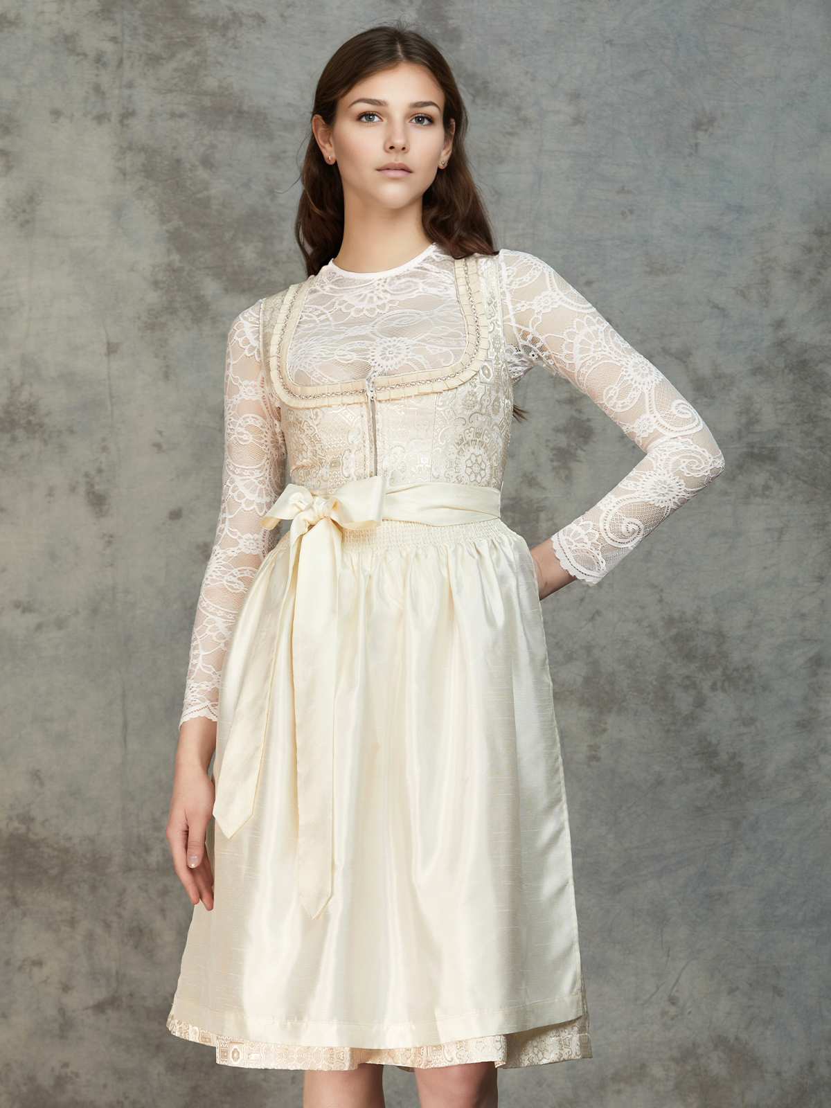 Elegante langarm Dirndlbluse in Weiß