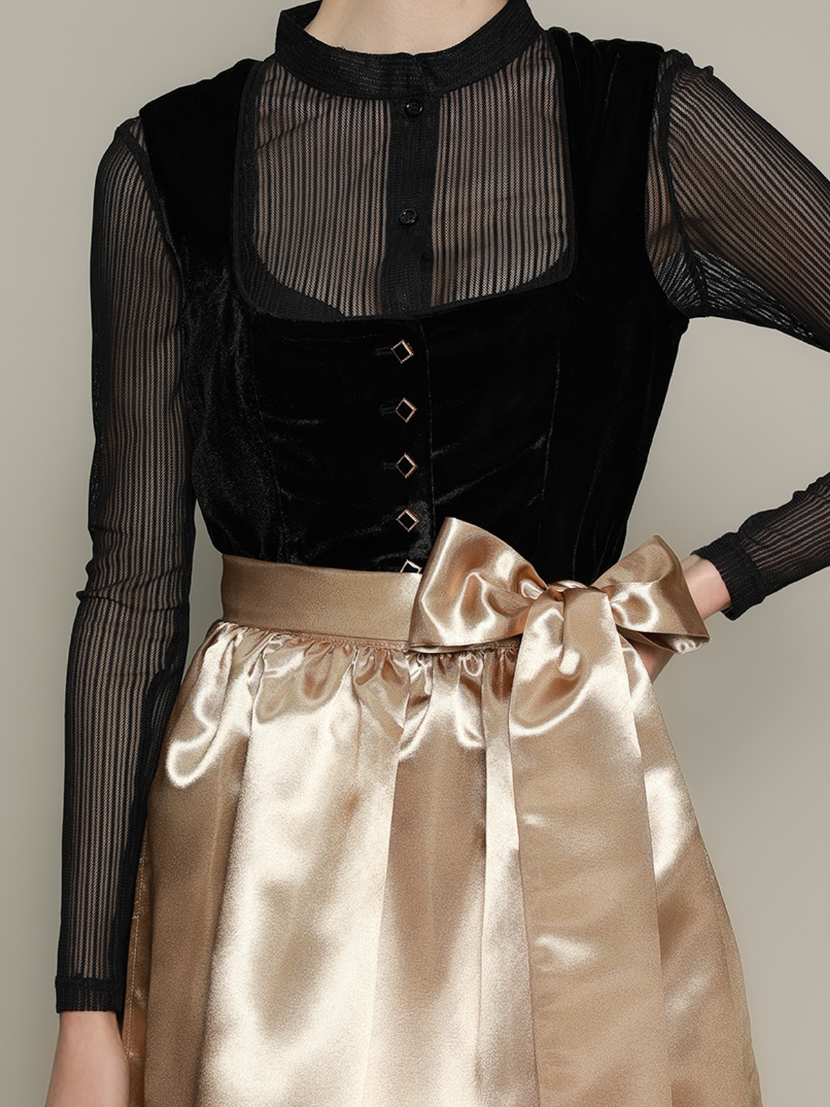 Dirndl mit weißer Langarmbluse