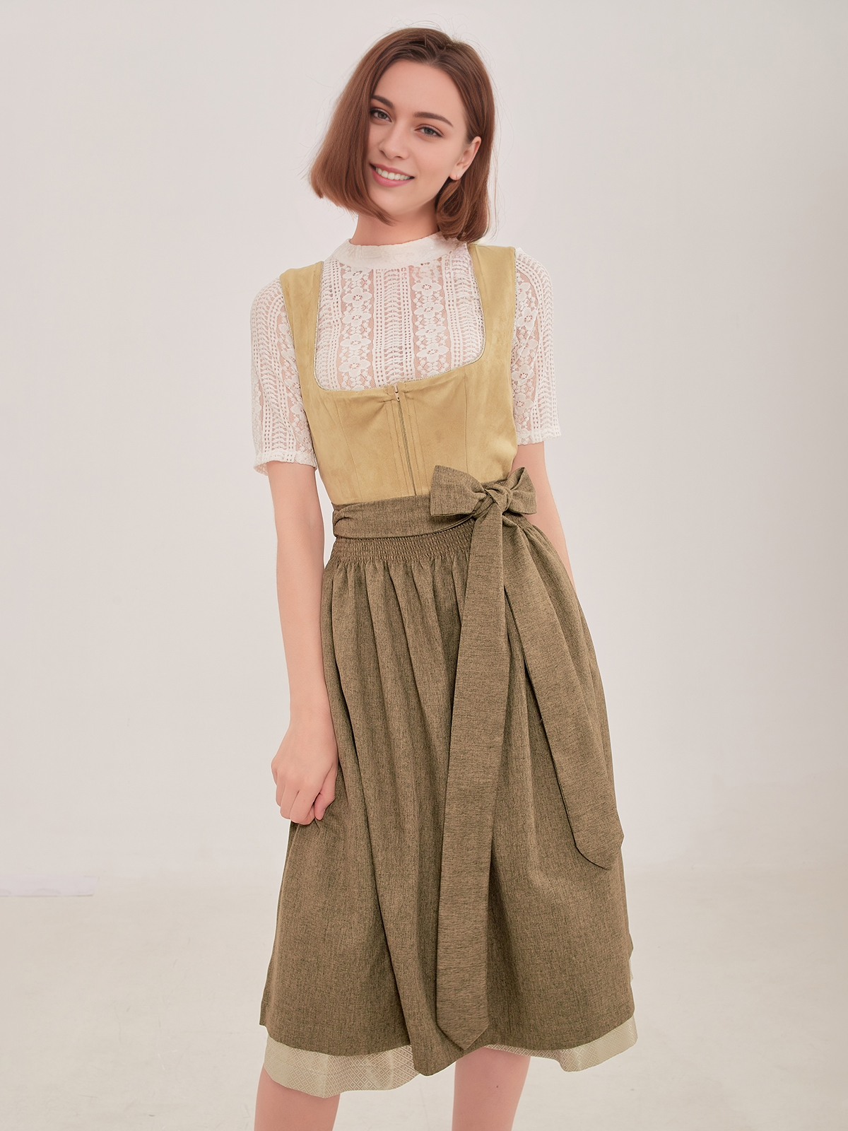 Ein modernes Dirndl in Grün – ähnlich wie lila-schwarze Varianten ein Hingucker