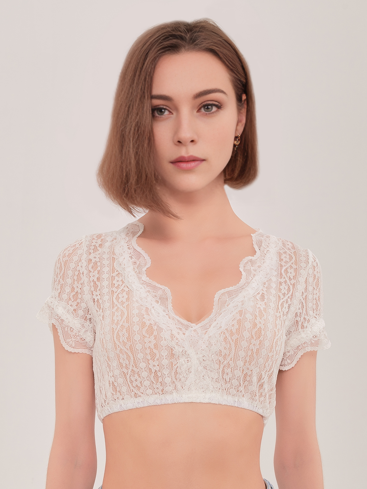 Dirndl mit weißer Bluse – ein klassischer Look