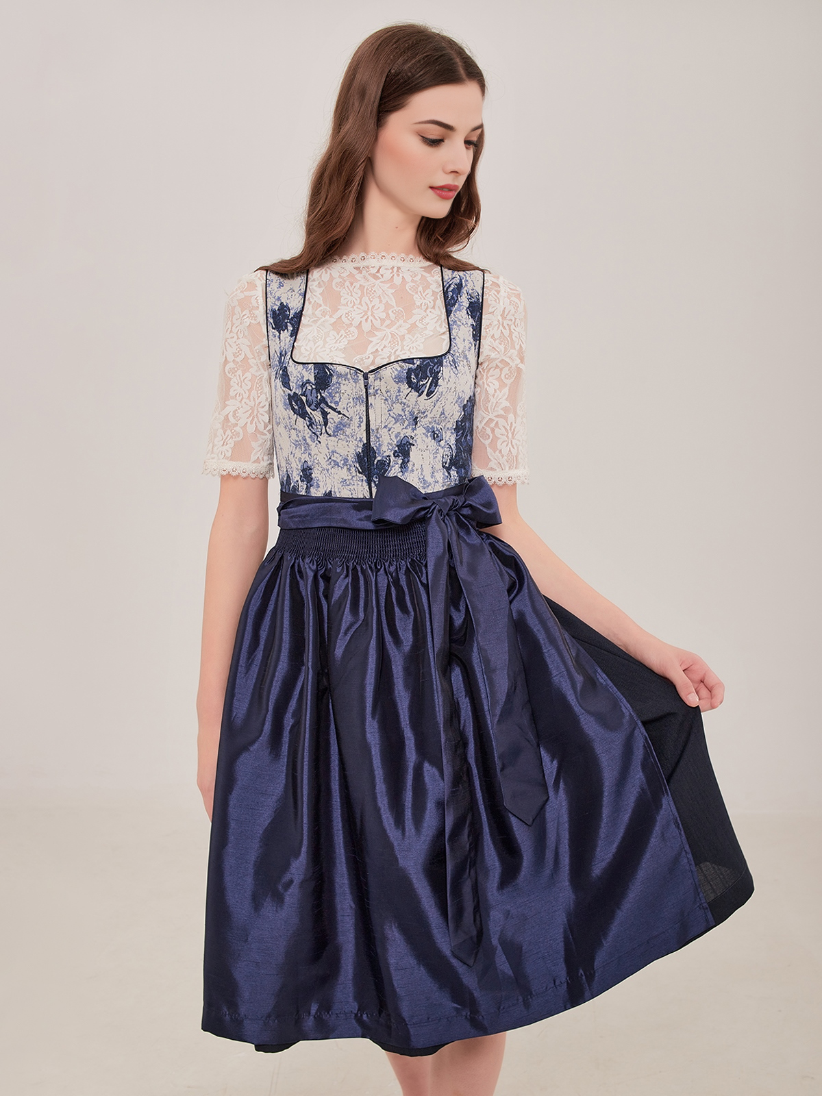 Dirndl in hellblauem Samt