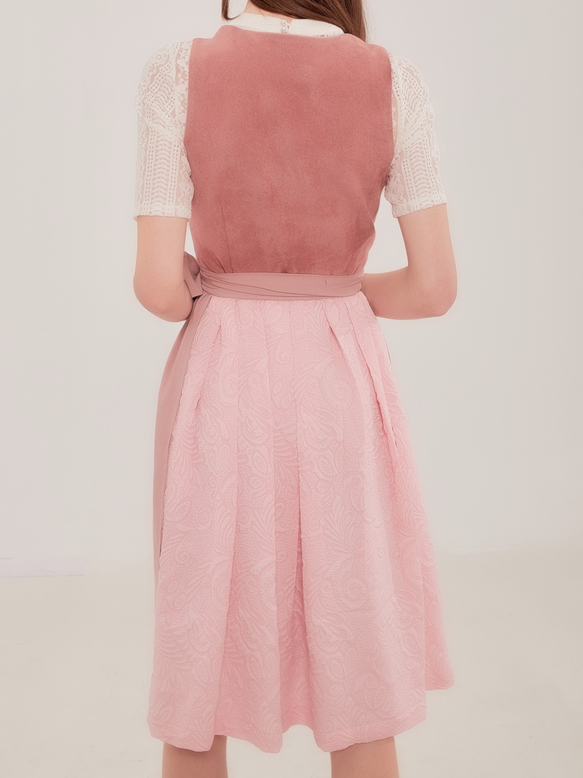 Modernes Dirndl in Rosa mit floralen Details