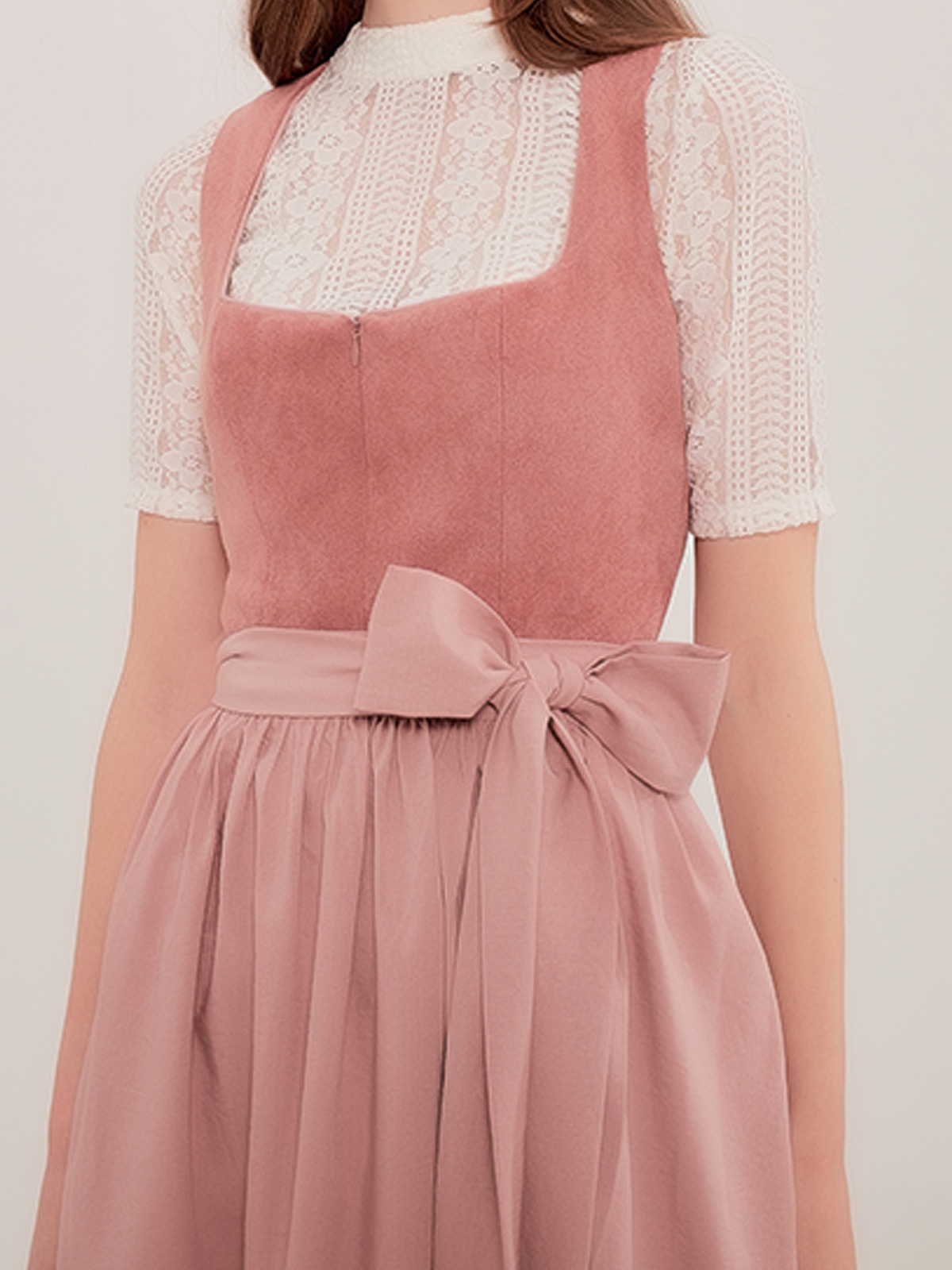 Dirndl mit hochgeschlossener Bluse in Rosa