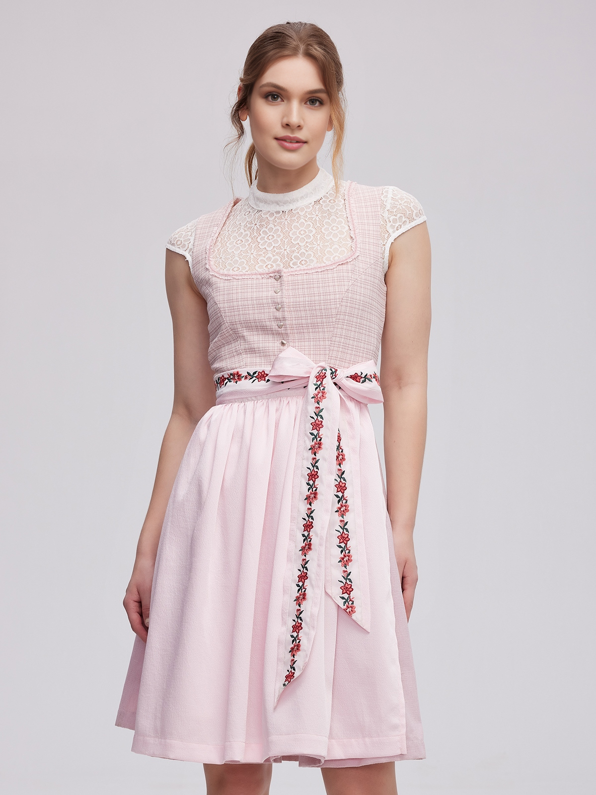 Ein modernes rosa Mini-Dirndl mit floralen Details