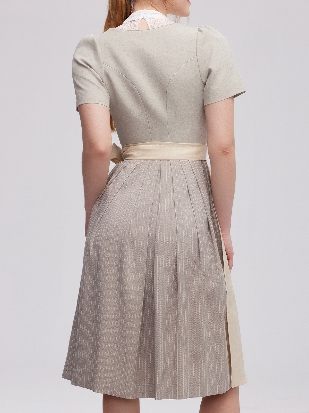 Dirndlkleid mit Ärmel in Grau