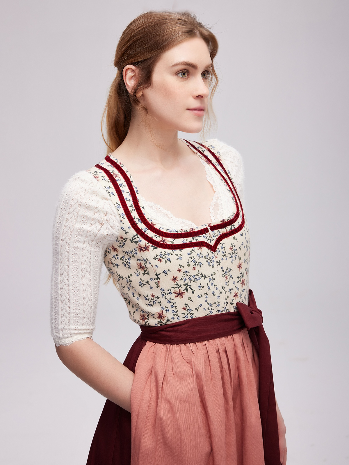 Modernes Dirndl in Rot mit schmaler Taille