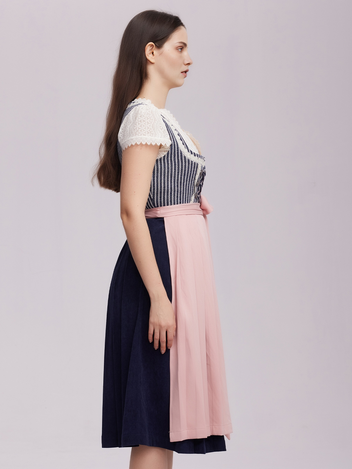 Elegantes schwarzes Dirndl mit blauer Schürze