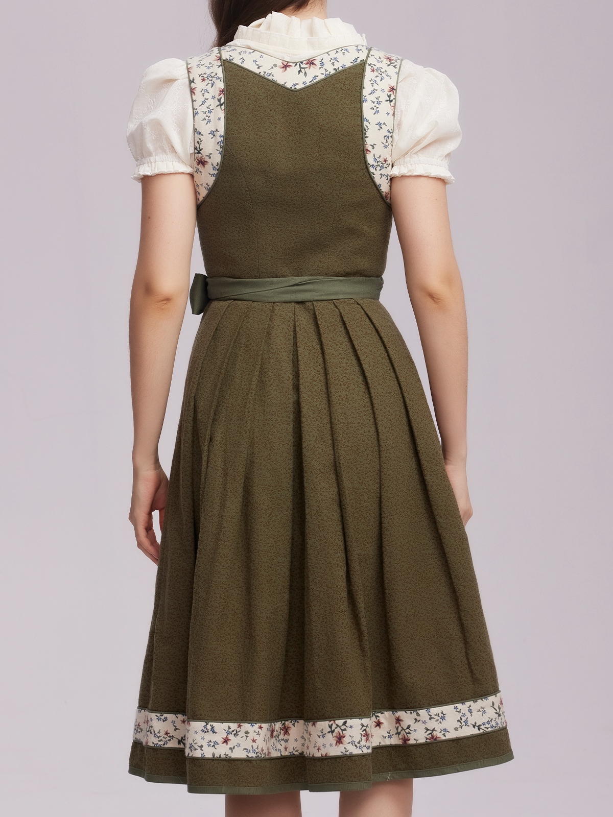 Modernes grünes Dirndl mit floralen Details