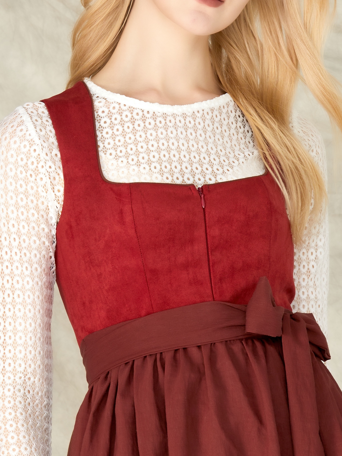 Modernes rotes Dirndl mit floralen Details