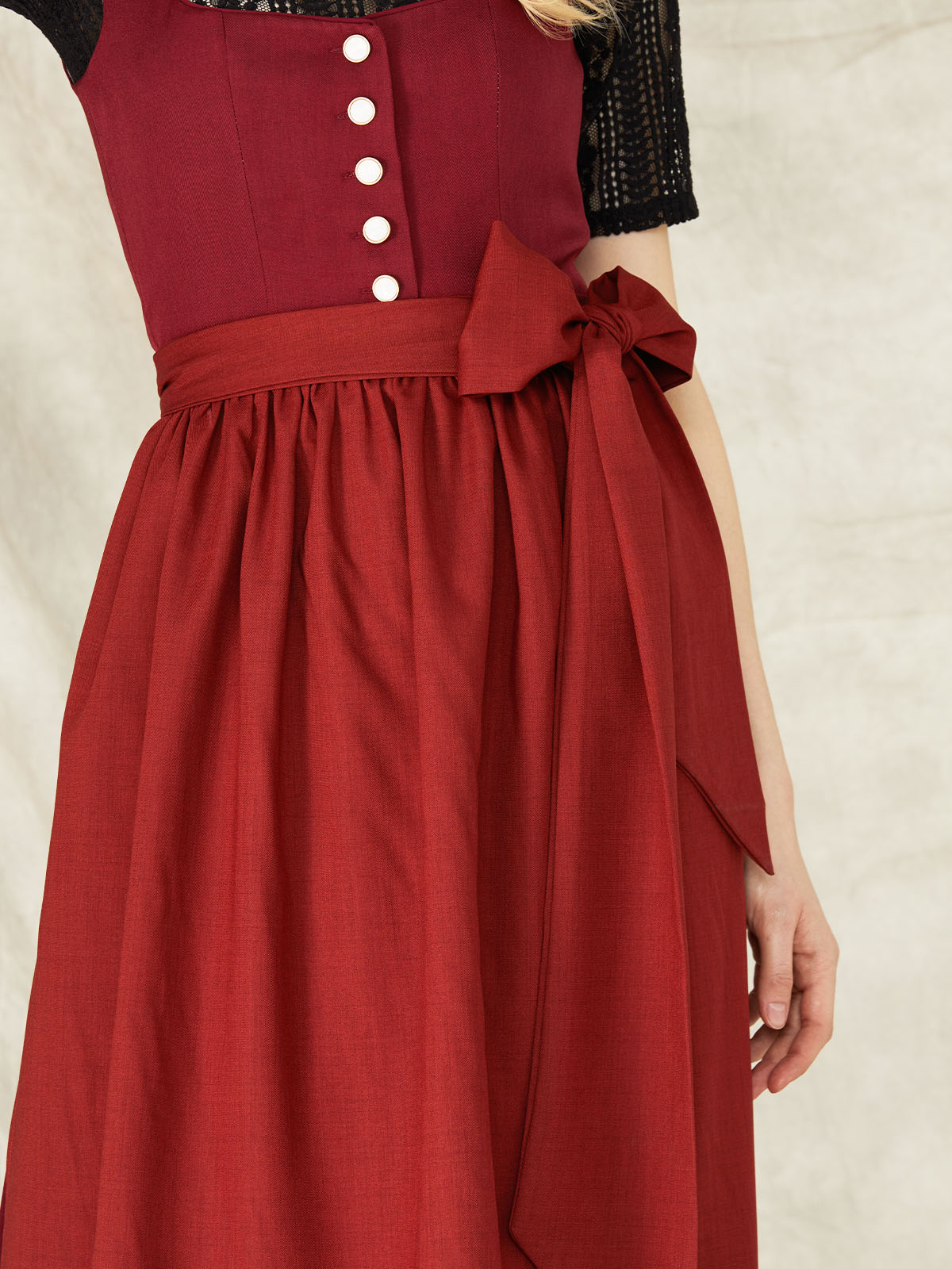 Midi Dirndl in Rot – Tradition trifft auf Farbe