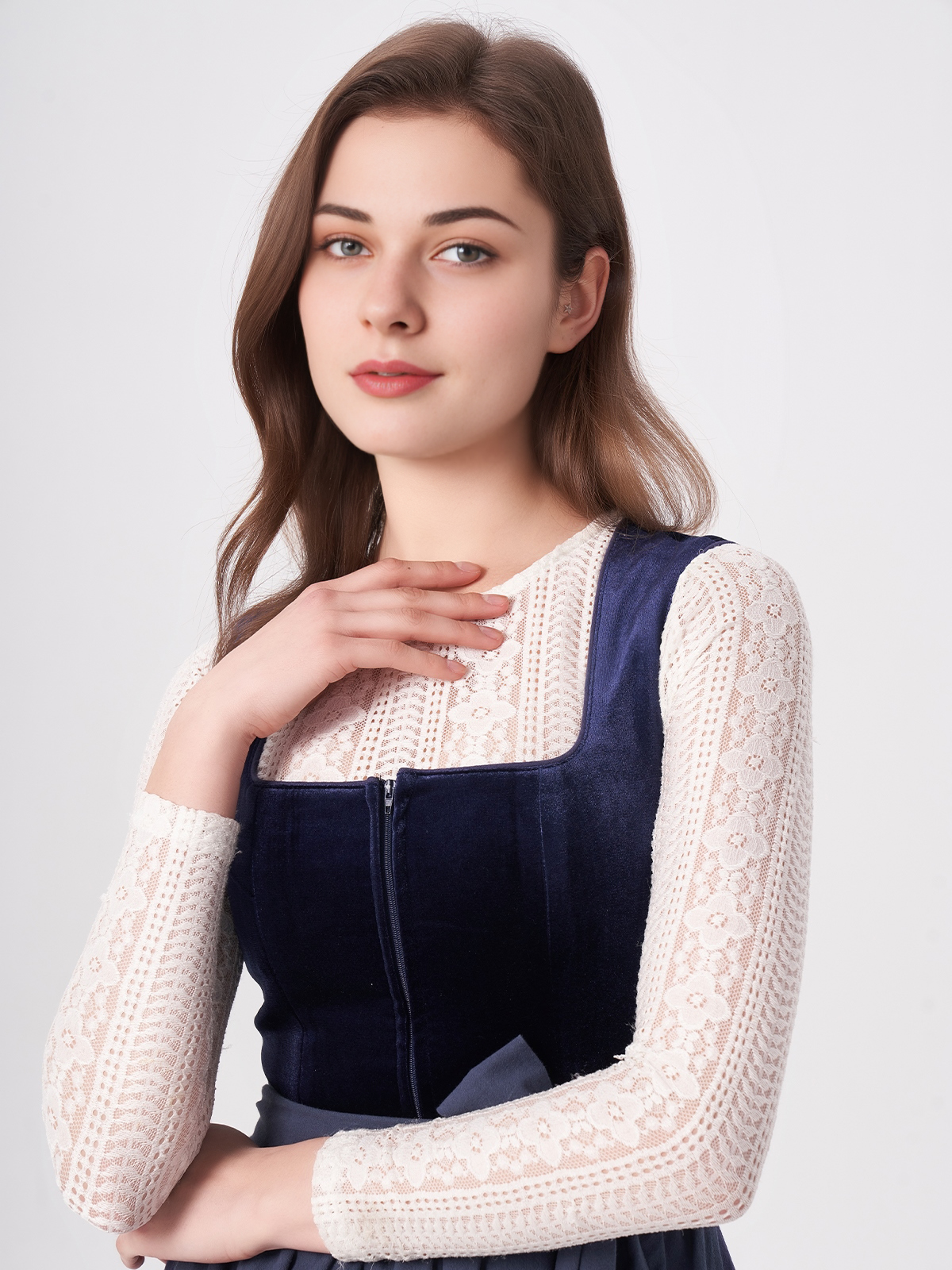 Dirndl Grau Samt – Eleganz in Perfektion