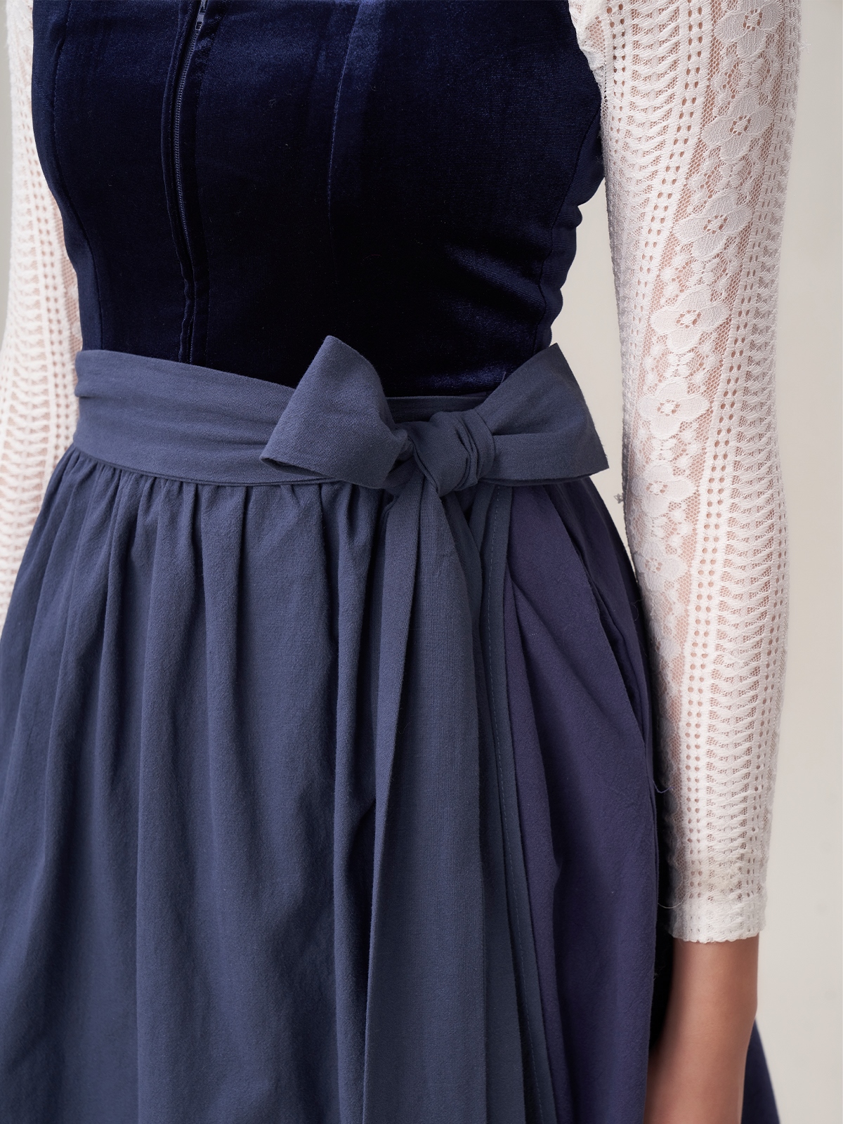 Schwarzes Dirndl mit blauen Akzenten