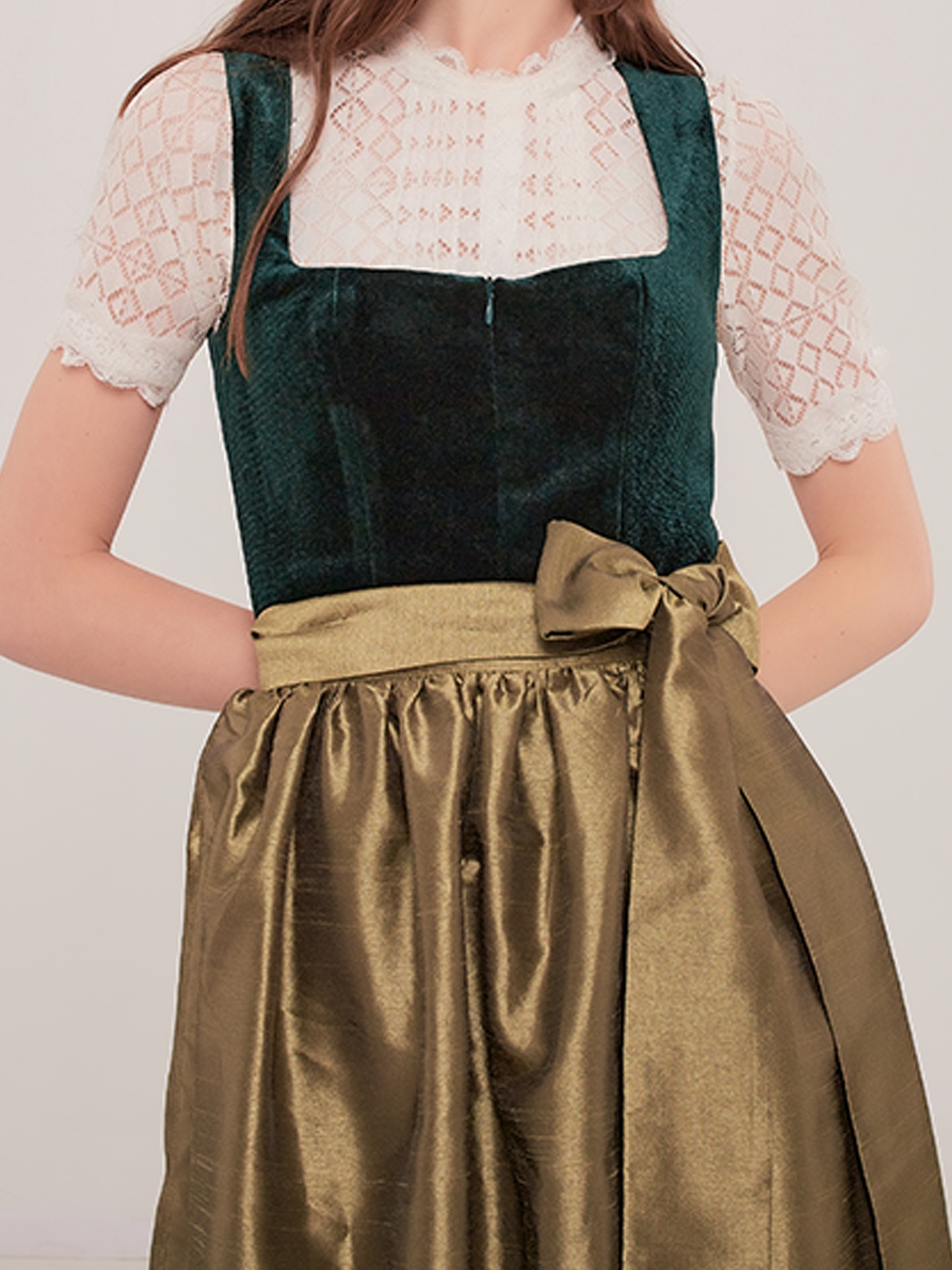 Dirndl in Grün mit floralen Details