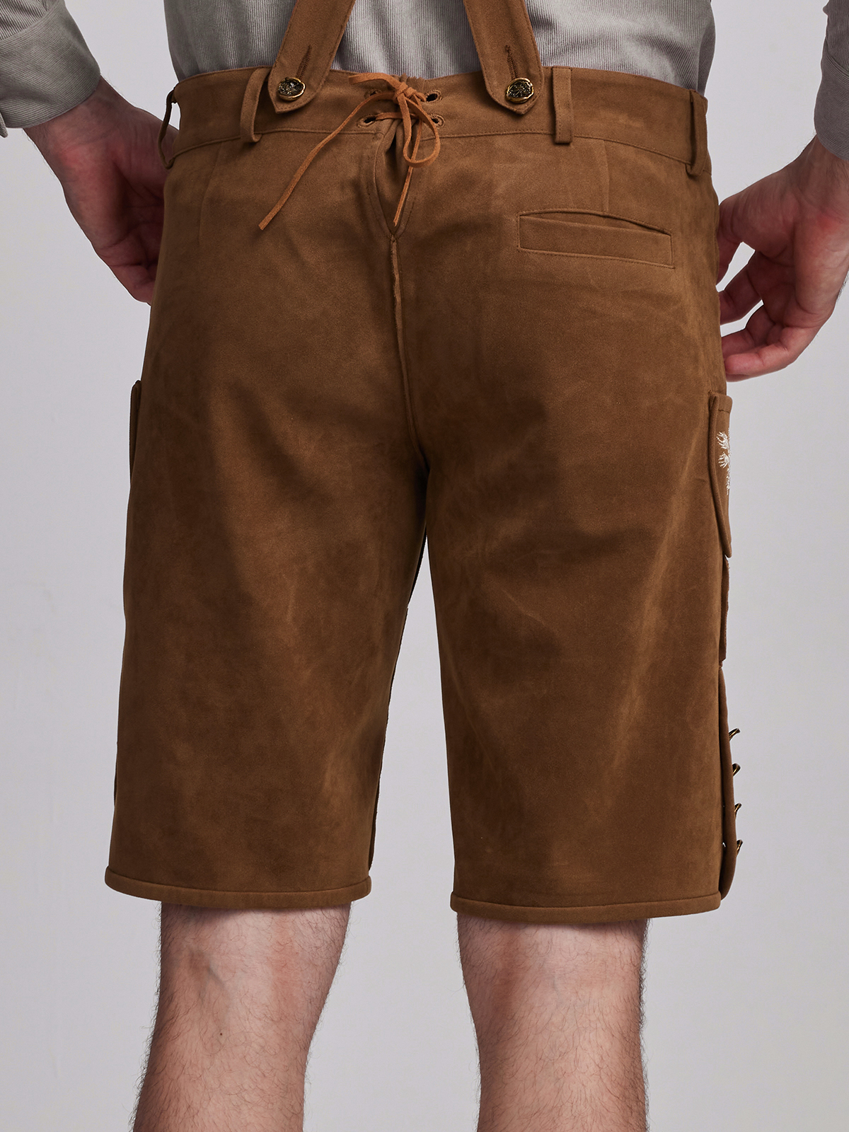 Tradition meets Modern – Ein Dirndl in Braun mit Lederhose
