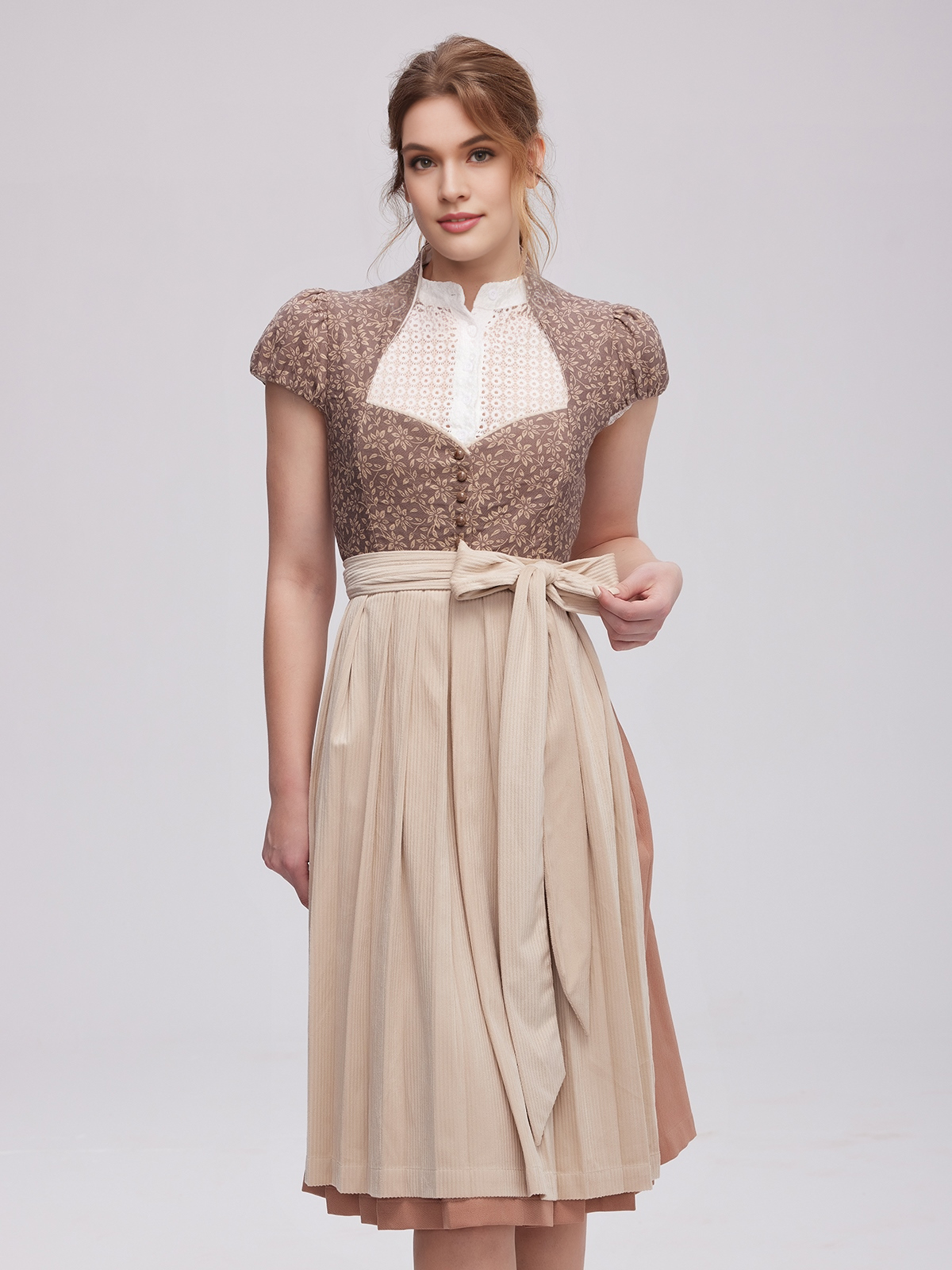 Dunkelgrünes Dirndl mit stilvollen Accessoires