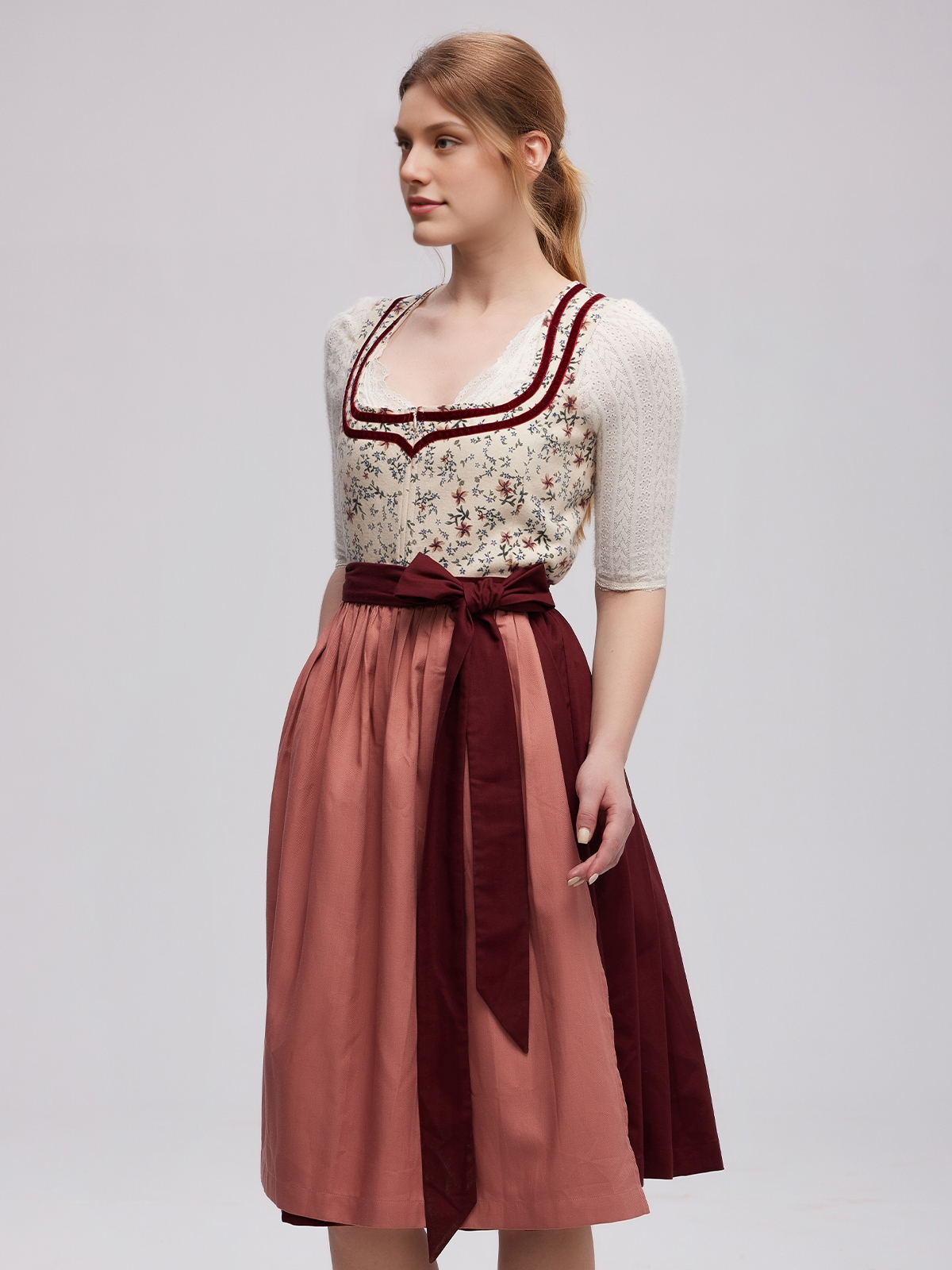 Dirndl mit eleganter Spitzenbluse und V-Ausschnitt