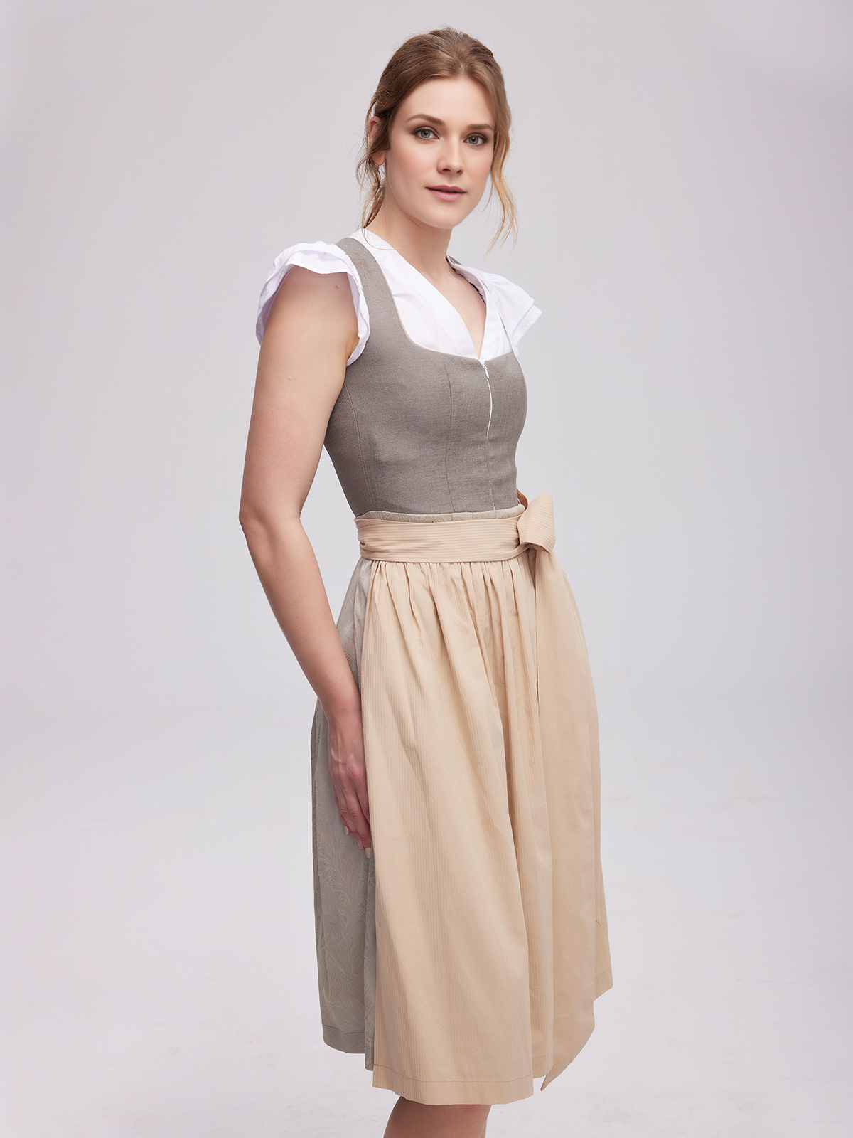 Modernes Dirndl in Grau