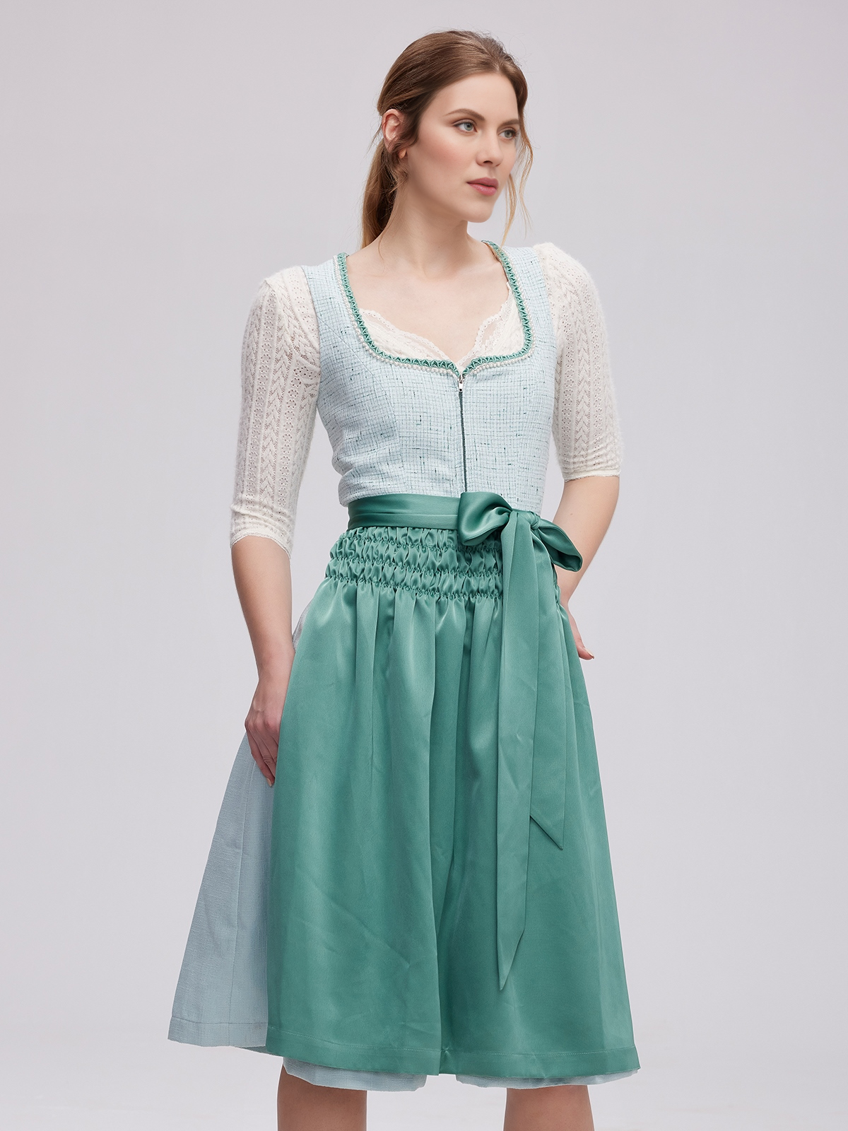 Dirndl Midi Schwarz Rot mit modernen Details