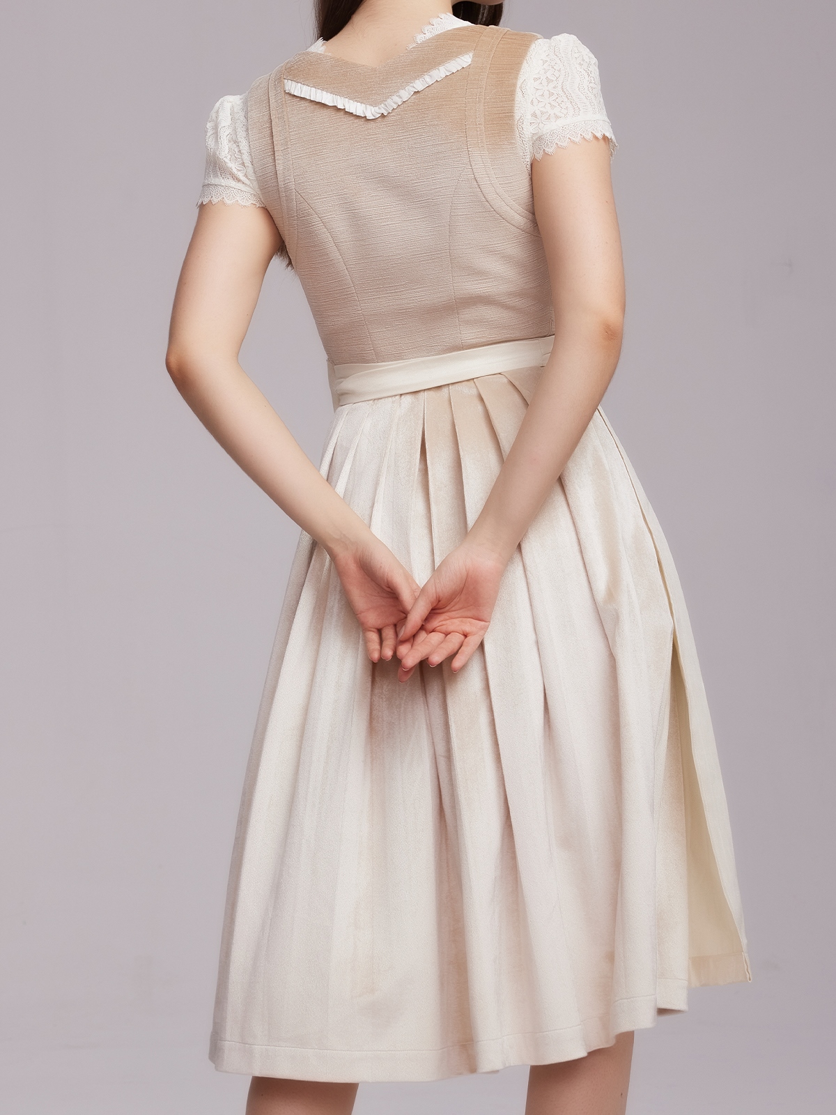 Modernes Dirndl in Braun – schmal geschnitten und elegant