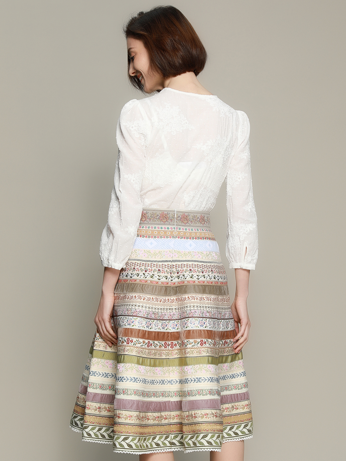 Beige Dirndl mit weißer Bluse