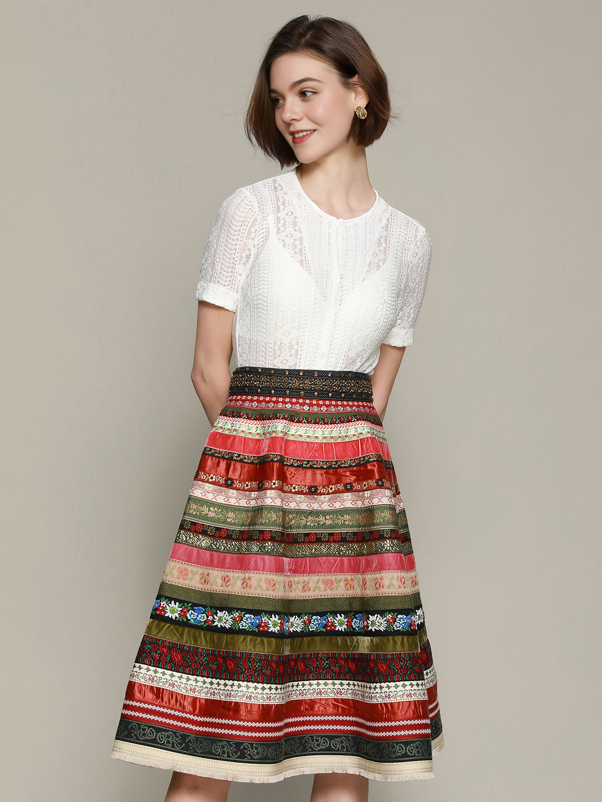 Braune Dirndlbluse mit traditionellem Dirndl