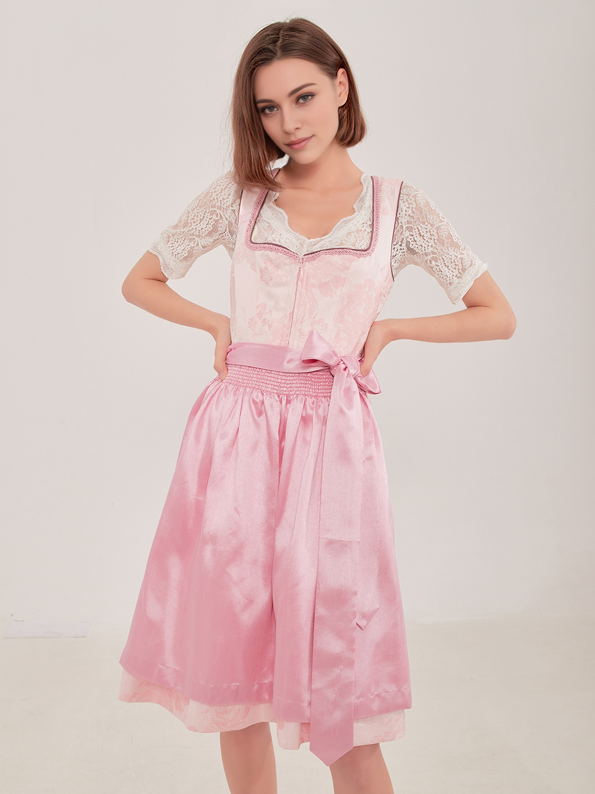 Dunkelblaues Samt-Dirndl mit eleganter Bluse