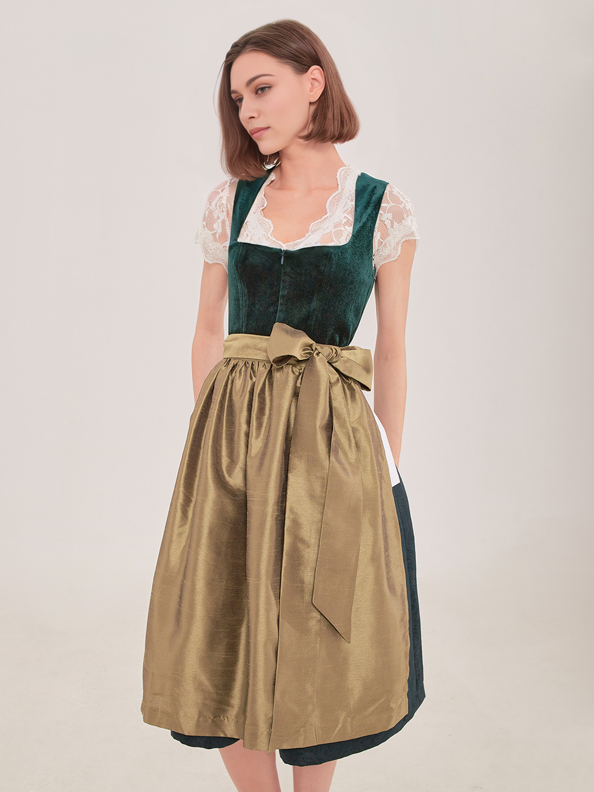 Modernes grünes Dirndl mit floralen Akzenten