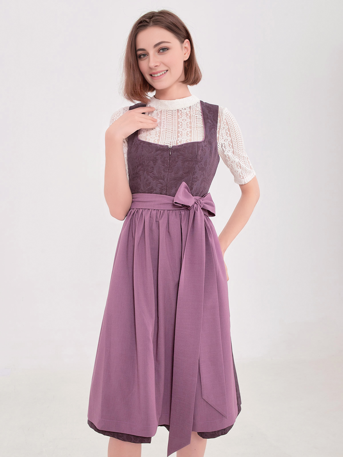 Ein elegantes lila Dirndl mit Spitzenbesatz