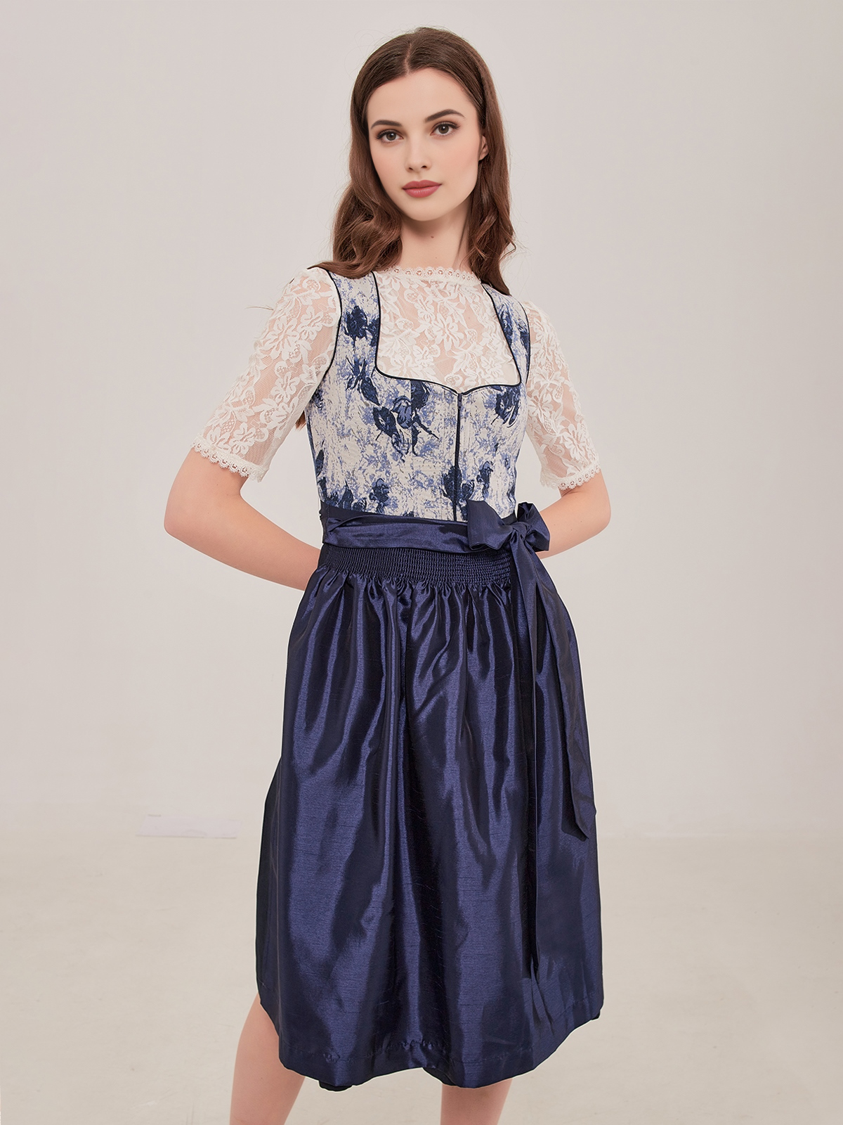 Modernes blaues Dirndl mit floralen Details