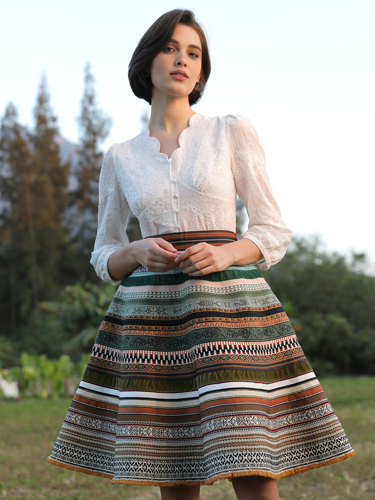 Dirndl in Grün mit floralen Details