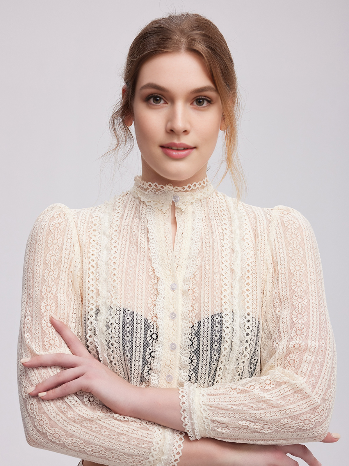 Ein graues Dirndl mit beiger Bluse – perfekt für festliche Anlässe