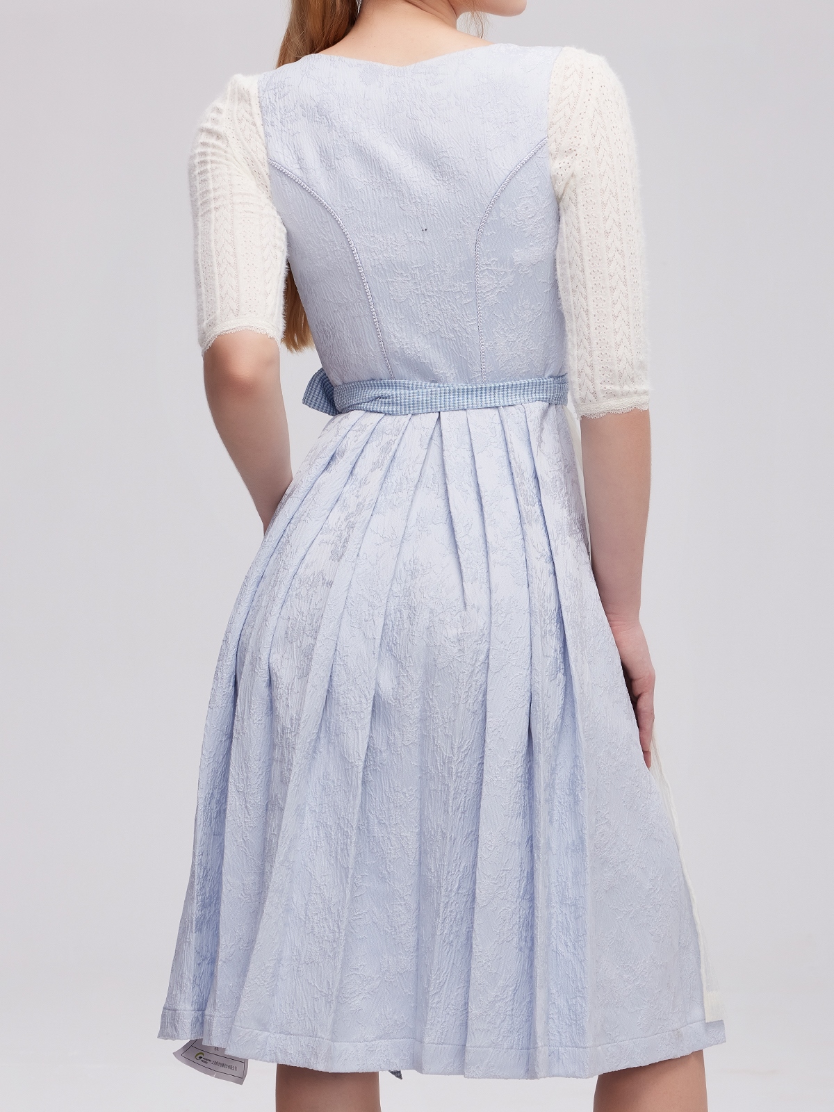 Modernes blaues Dirndl mit floralen Details