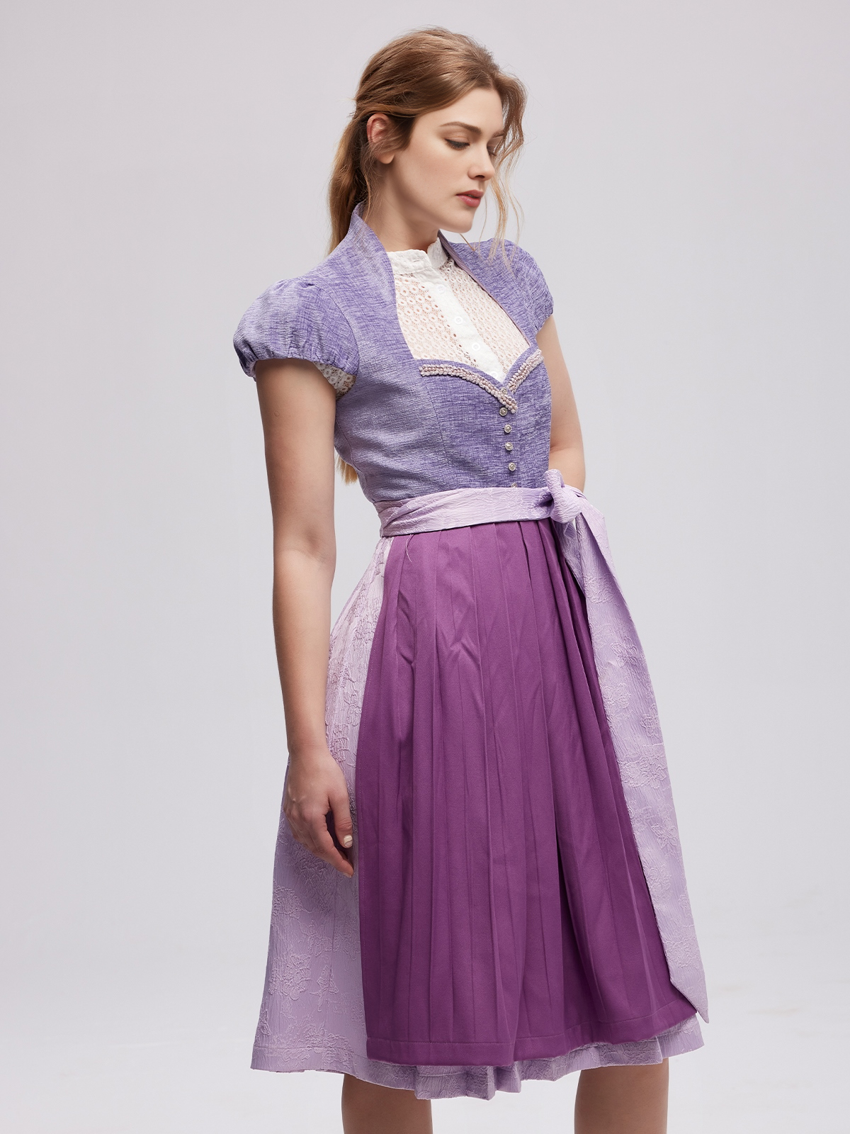 Traditionelles blaues Dirndl mit floralen Details