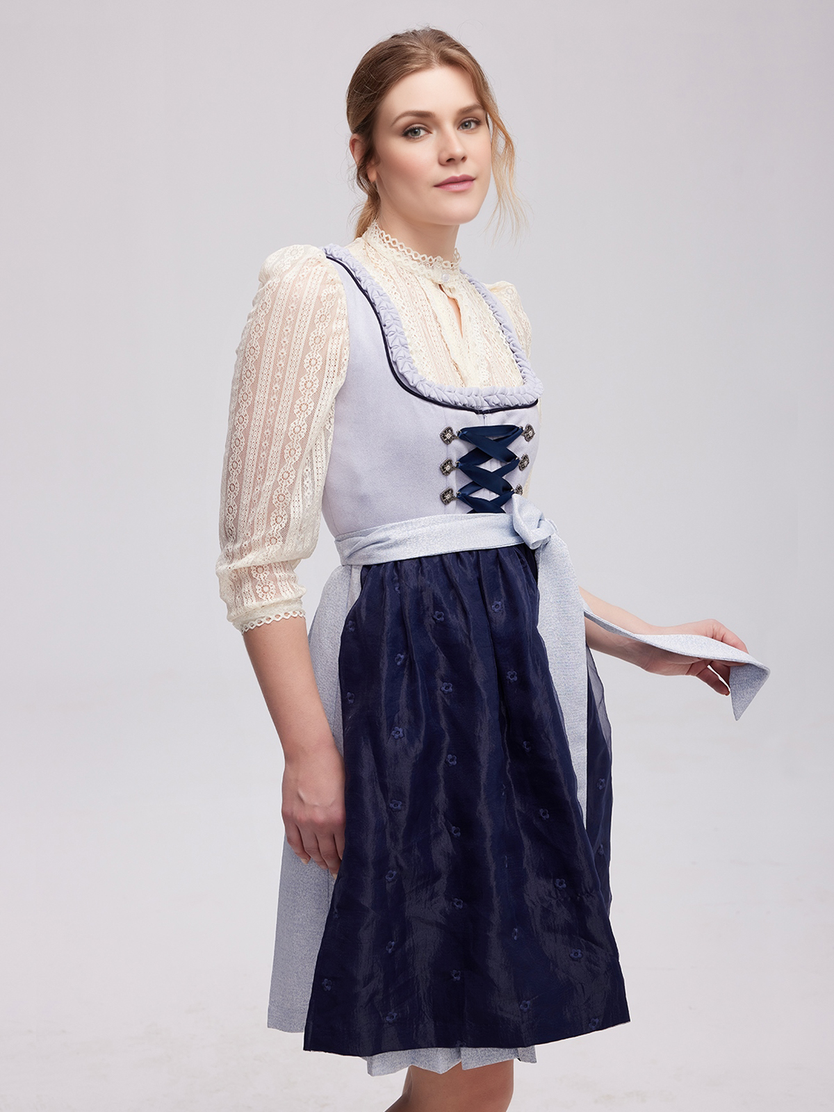 Modernes Dirndl in Blau