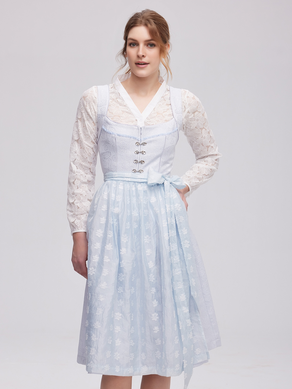 Modernes blaues Dirndl mit floralen Details