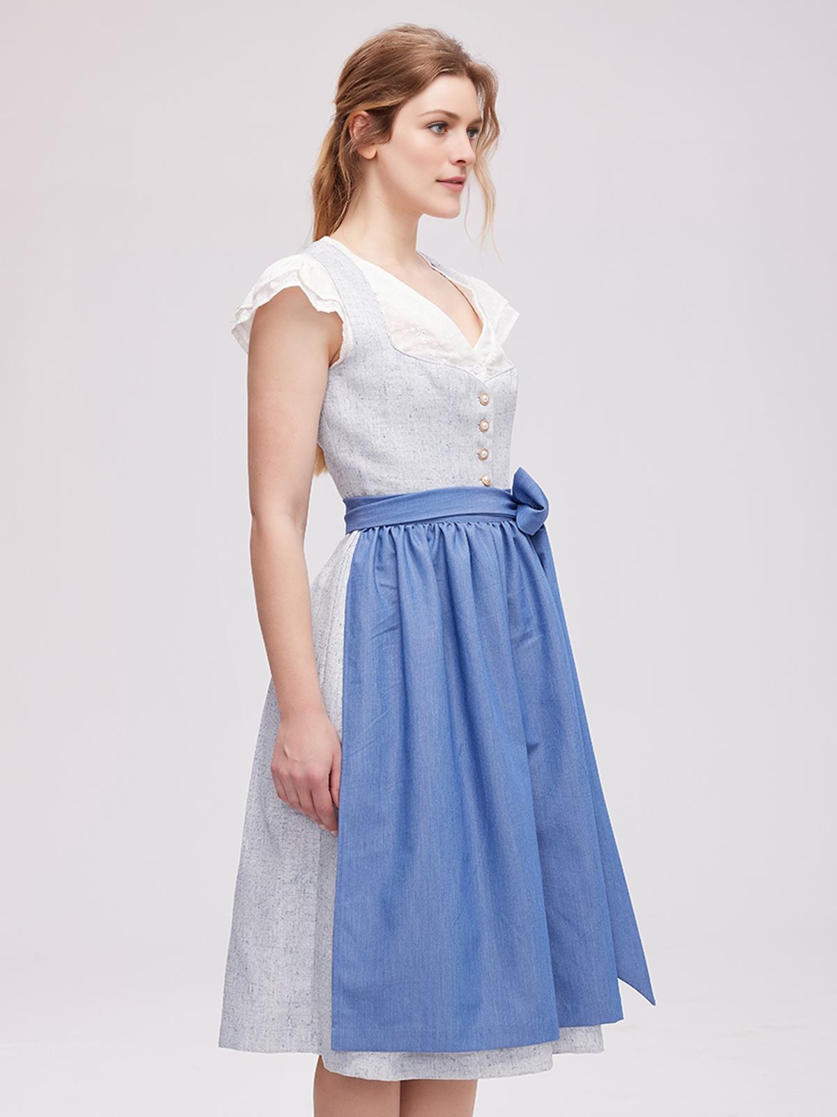 Dirndl in Blau mit floralen Details