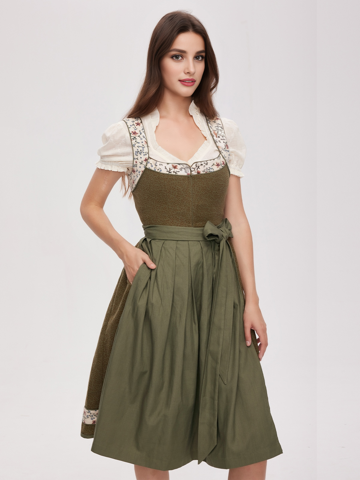 Ein grünes Tegernseer Dirndl mit floralen Details
