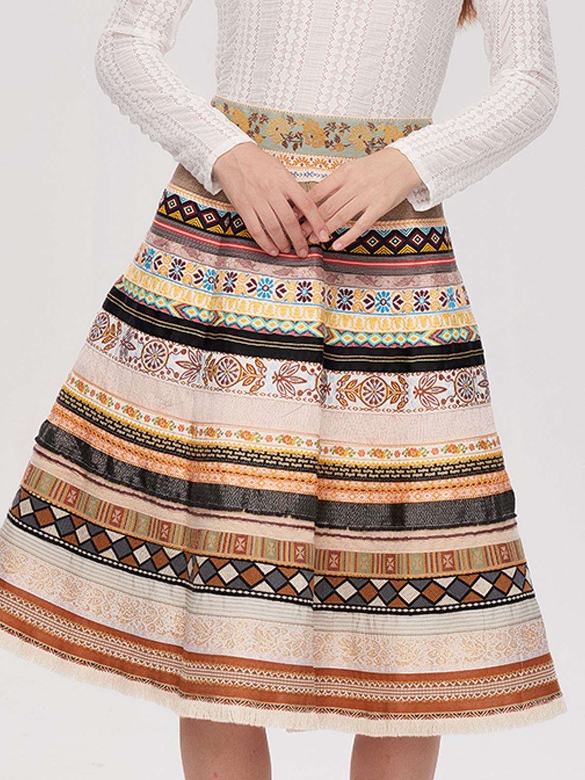Modernes dunkelgrünes Samt Dirndl mit floralen Details