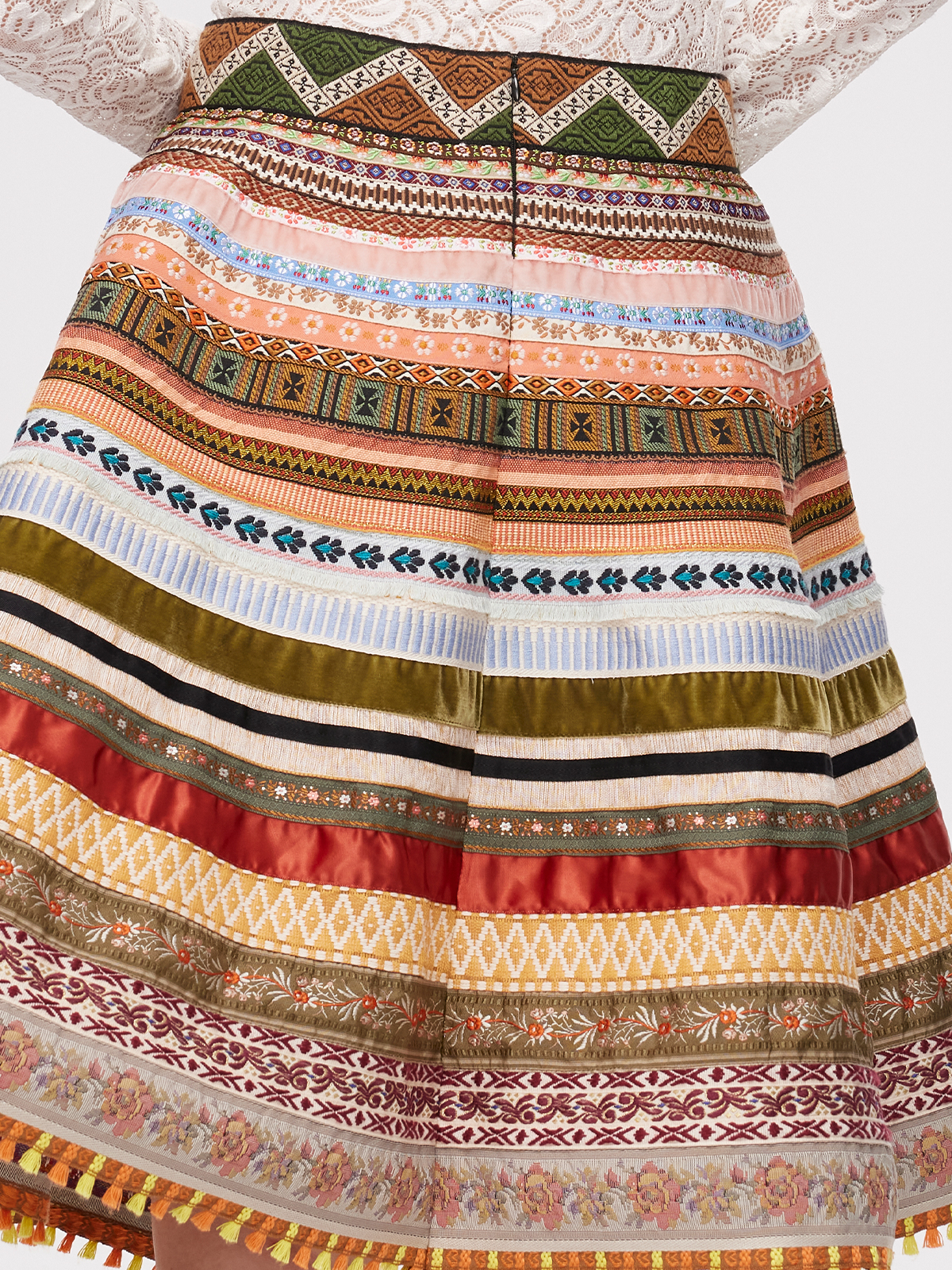 Braunes Dirndl mit traditioneller Schürze