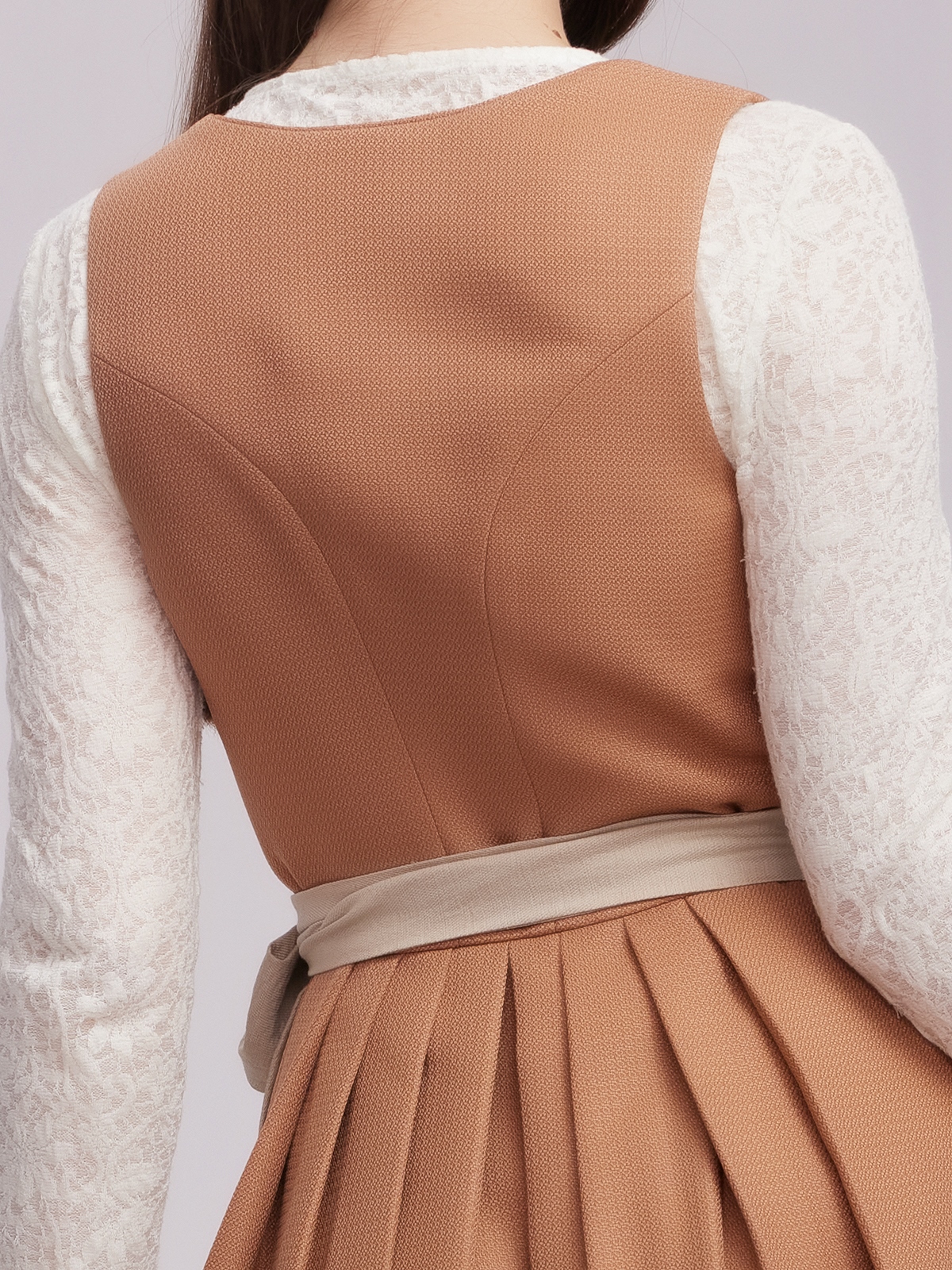 Ein dunkelgrün Dirndl mit modernen Accessoires
