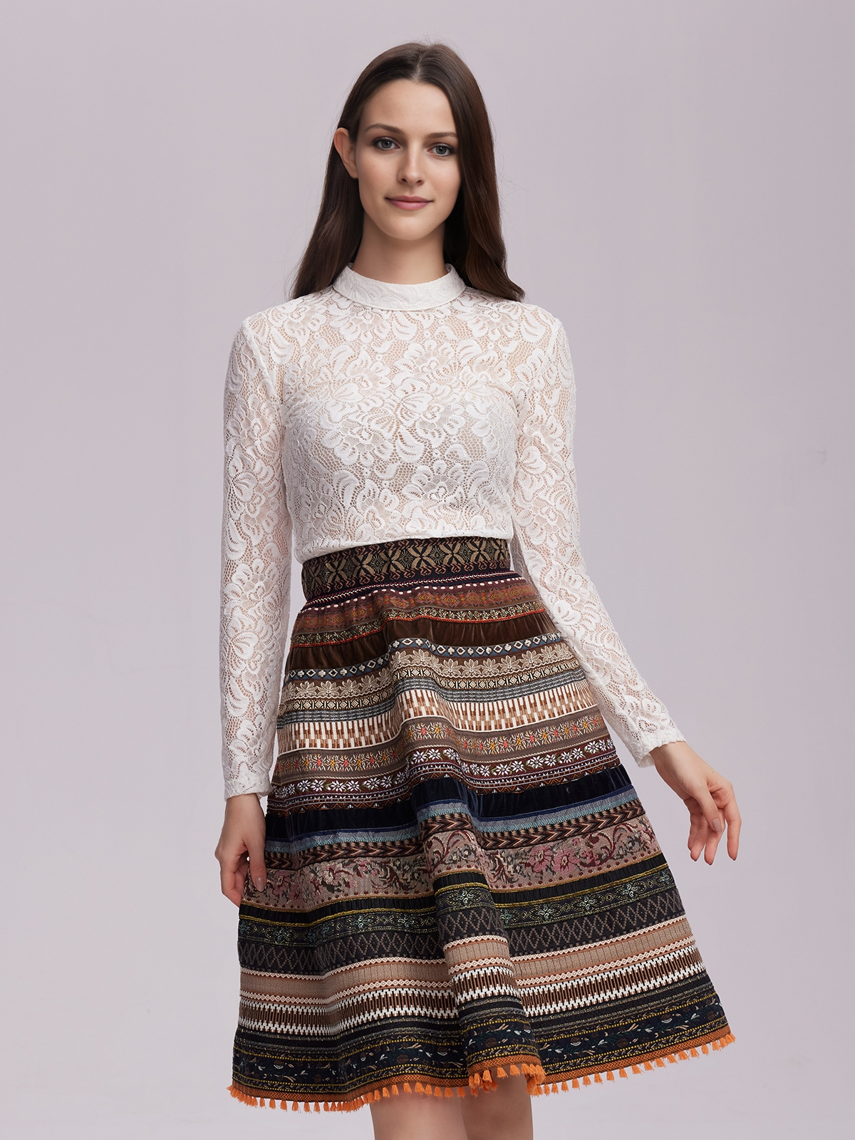 Modernes Dirndl in Braun mit floralen Akzenten