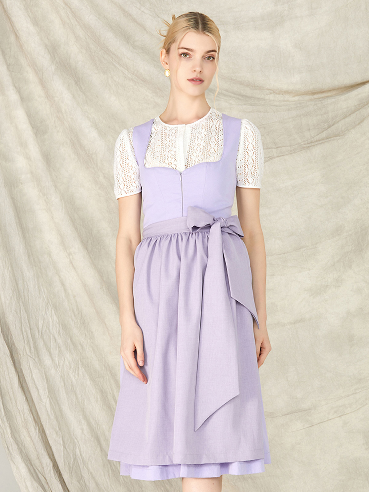 Modernes lila Dirndl mit Herzausschnitt