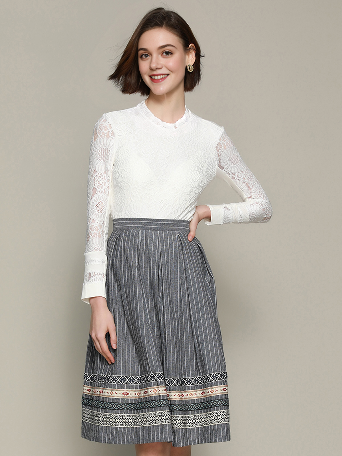 Dirndlbluse langarm V-Ausschnitt in eleganter Spitze
