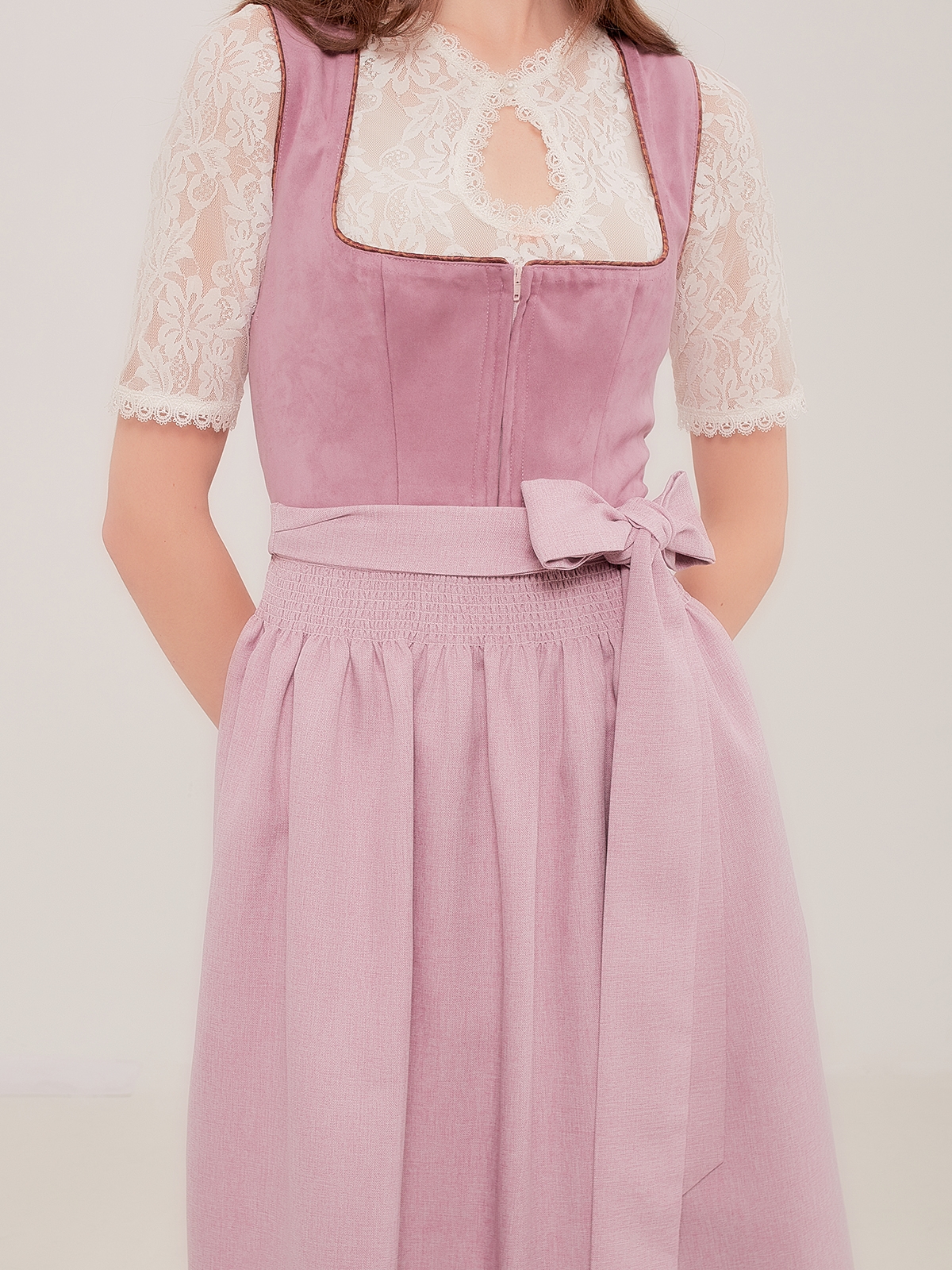 Modernes oranges Dirndl mit taillenbetonter Silhouette
