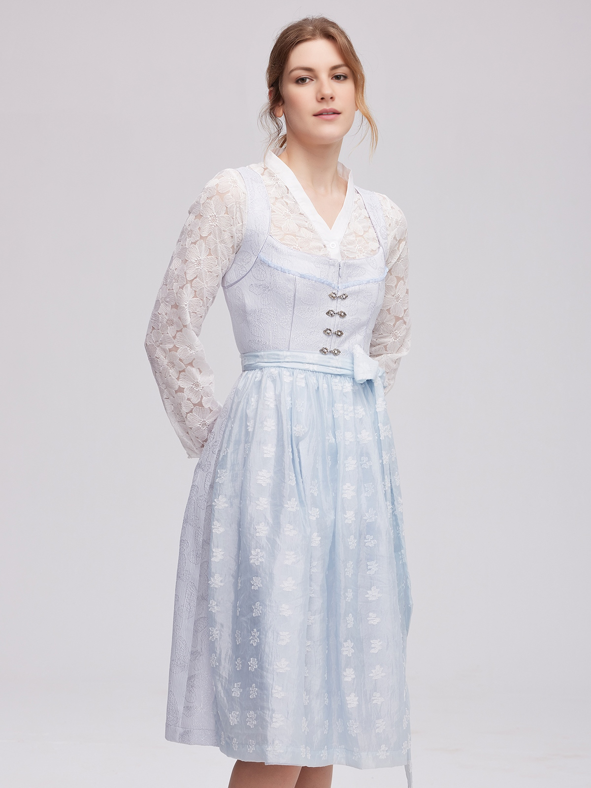 Elegantes blaues Dirndl mit traditioneller Bluse