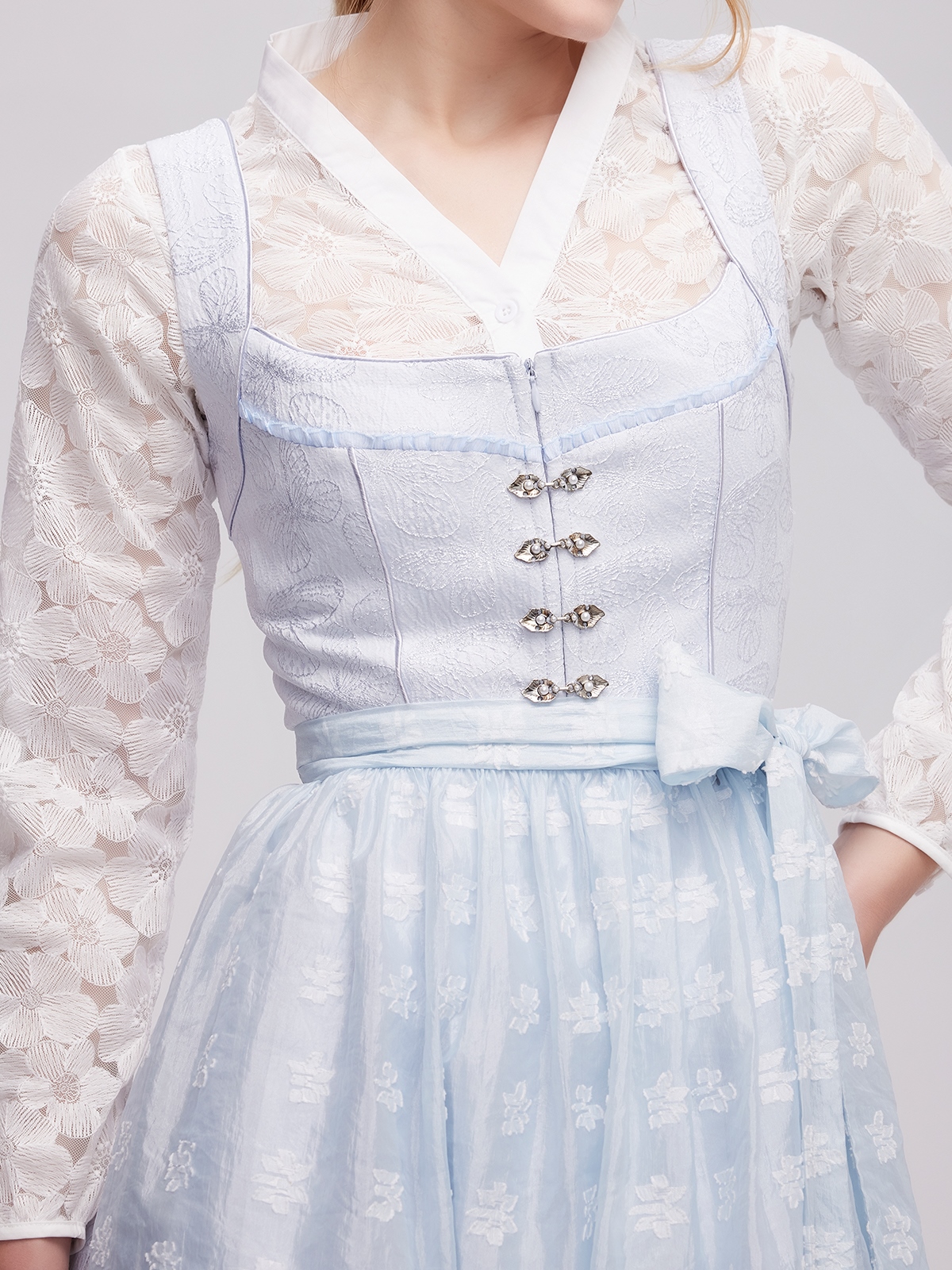 Traditionelles blaues Dirndl mit floralen Details